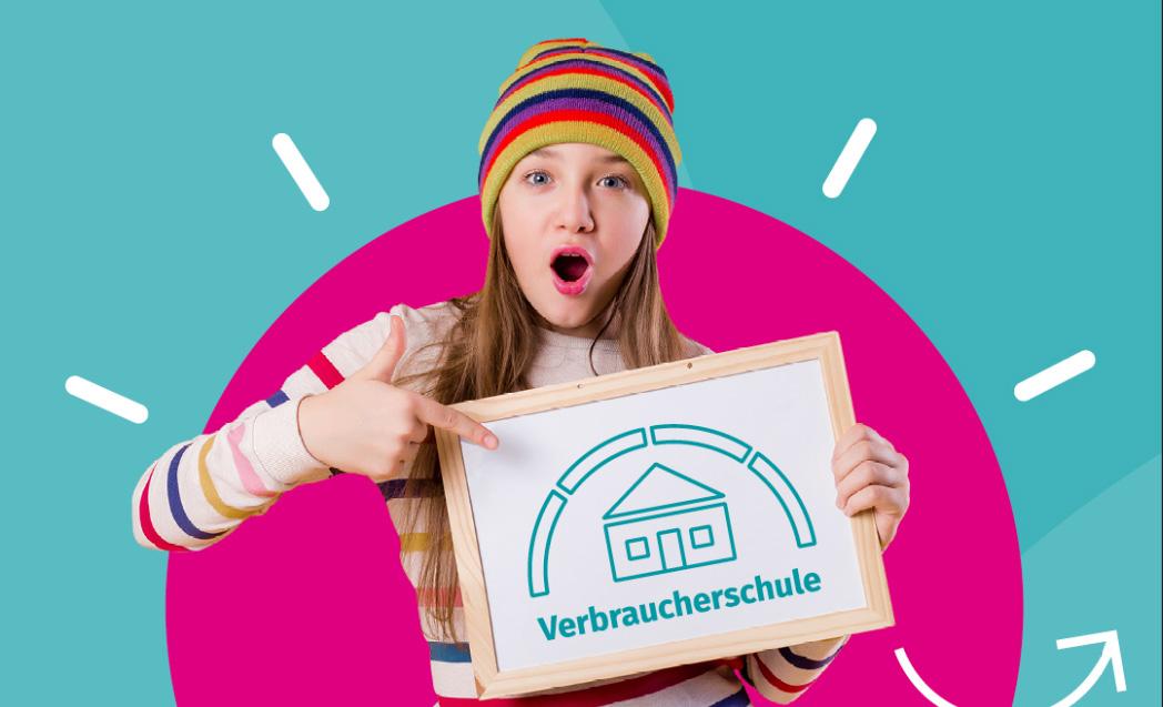 Es ist ein Mädchen mit langen Haaren und geringelter Strickmütze zu sehen, die ein gerahmtes Bild in den Händen hält und zu rufen scheint. Das Bild zeigt das Logo der Verbraucherschule.