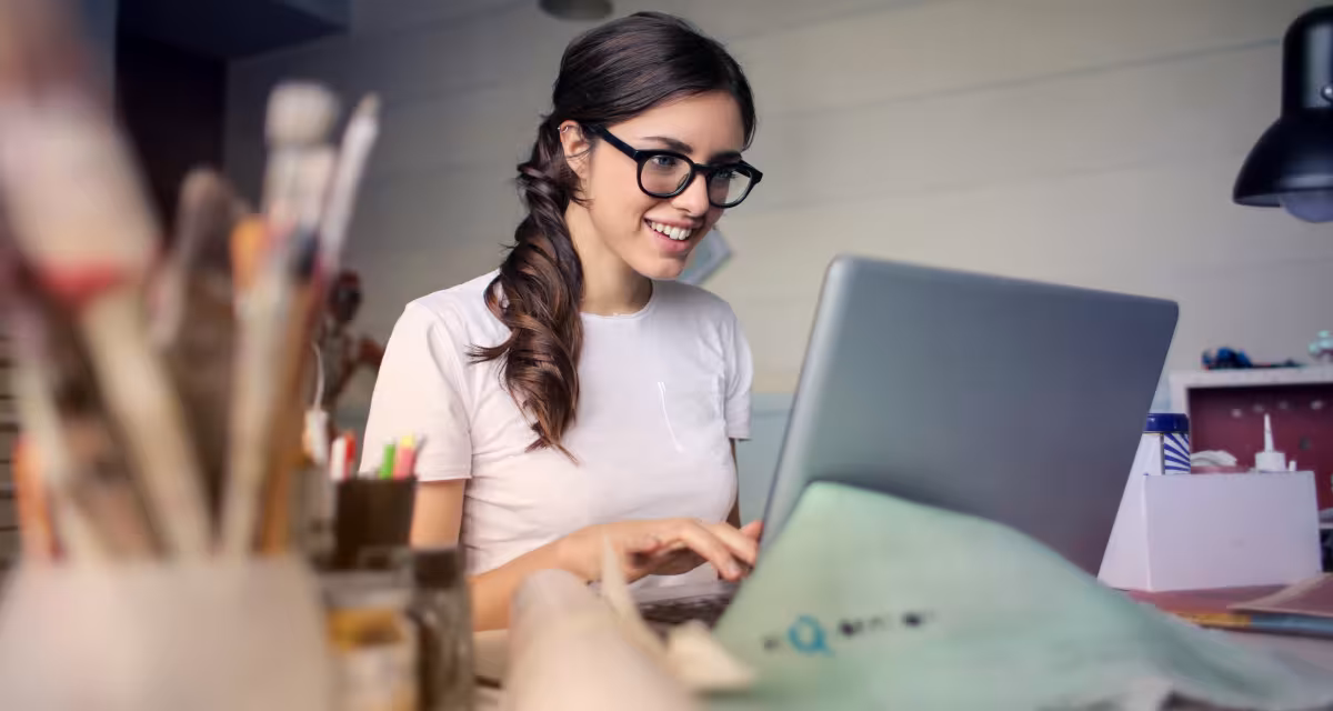 frau an laptop home office c andrea piacquadio - pexels - cc0 public domain.jpg